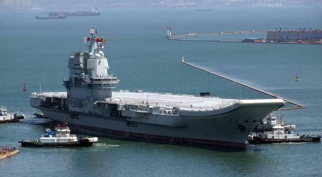 遼寧艦重型航母，中國(guó)海軍力量的璀璨明珠，中國(guó)海軍力量璀璨明珠，遼寧艦重型航母風(fēng)采展示