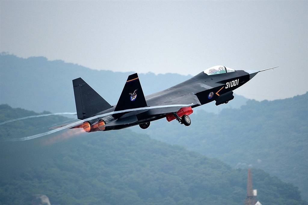 殲-18二次試飛成功，揭示中國航空工業(yè)的嶄新里程碑，殲-18二次試飛成功，中國航空工業(yè)邁入嶄新里程碑