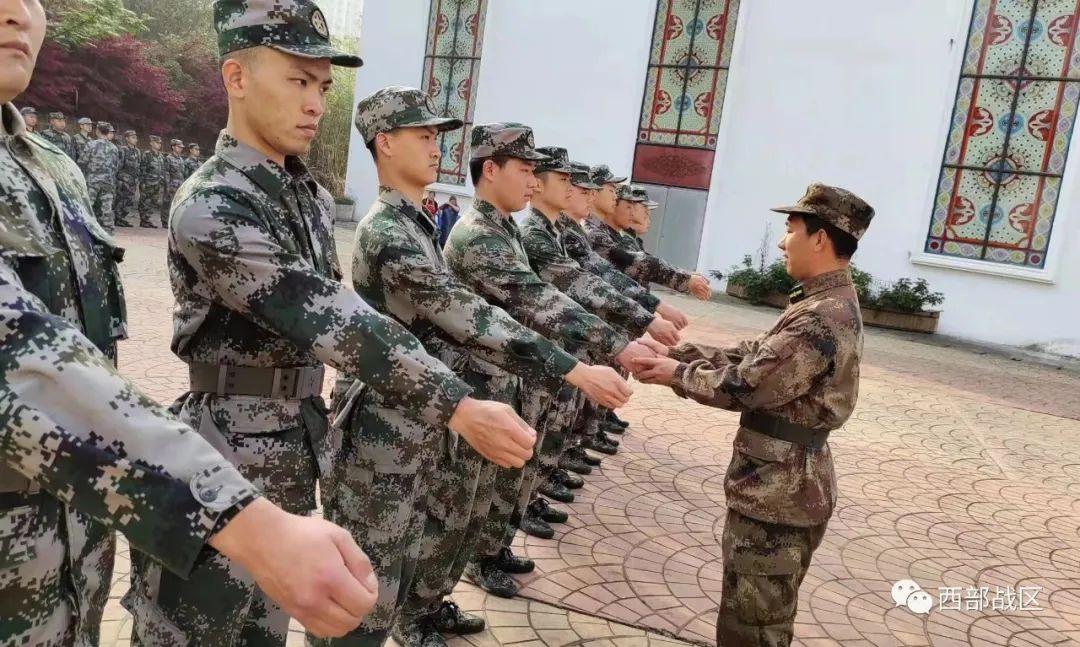 軍裝2022最新款式，時尚與威嚴并存的設計革新，2022最新軍裝款式，時尚與威嚴的完美結合